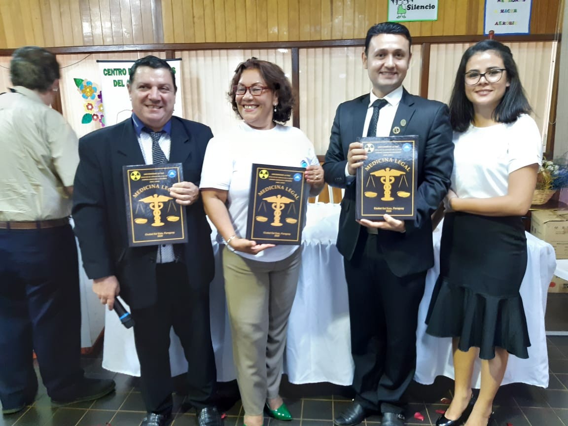 Presentación y entrega de Libro Medicina Legal a la Biblioteca Municipal de Ciudad del Este. Por parte de los alumnos del 2do. año de Radiología e Imágenes 