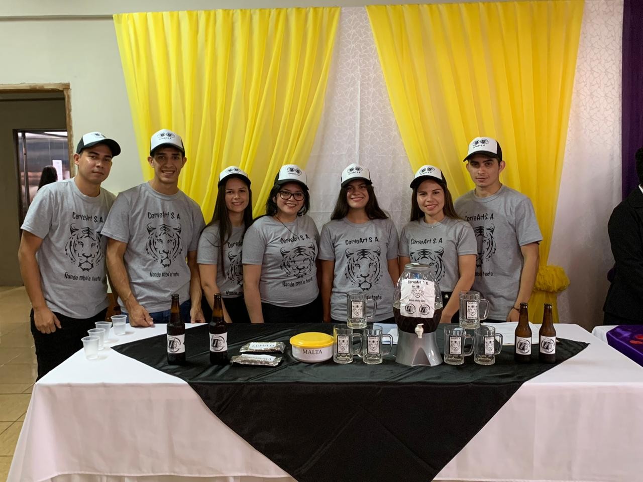 Alumnos de 2do y 3er. curso de la carrera de Administración de Empresas y Contaduría Pública 3er. Curso presentando sus proyectos de emprendedorismo y de inversión.