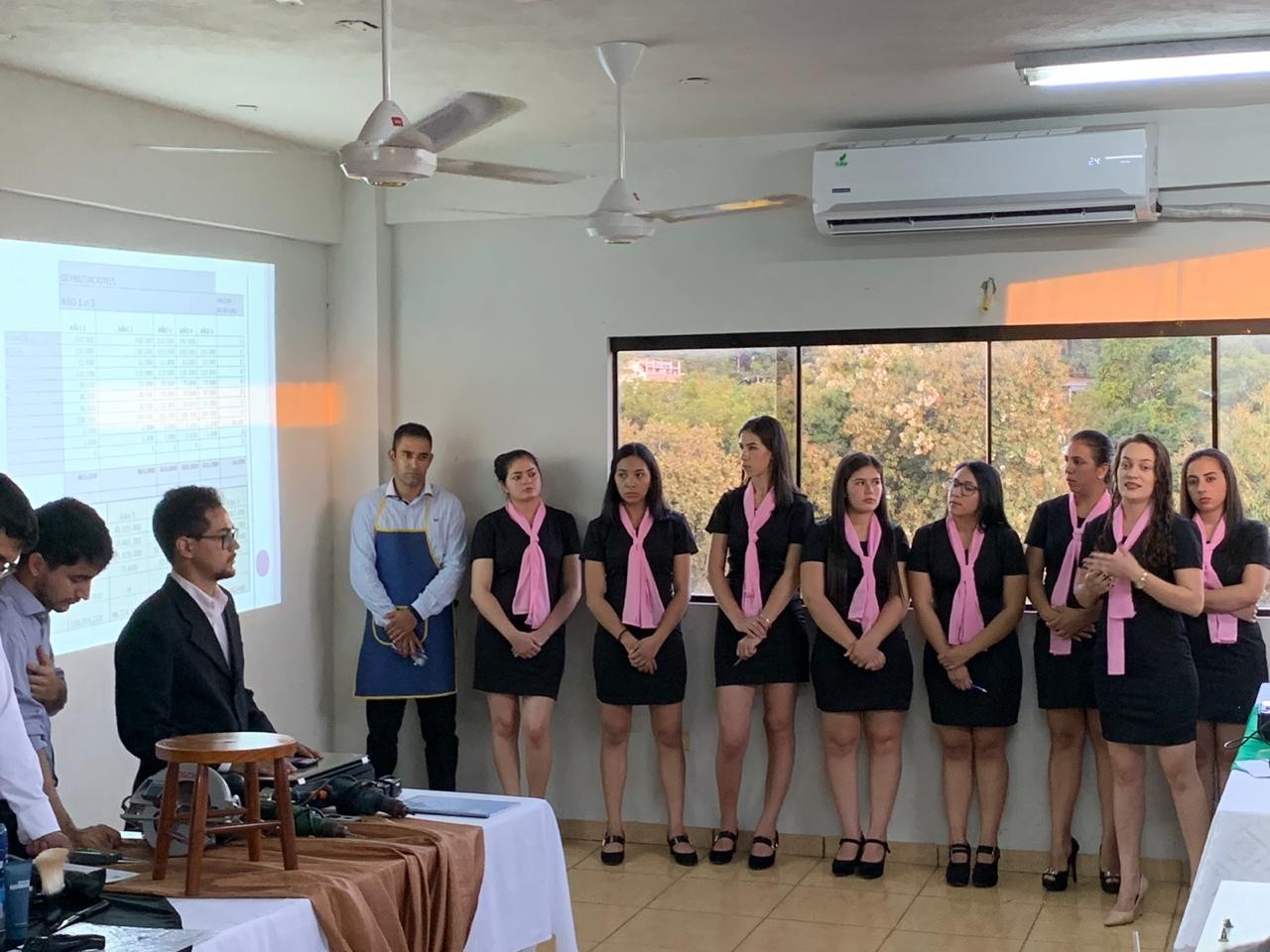 Alumnos de 2do y 3er. curso de la carrera de Administración de Empresas y Contaduría Pública 3er. Curso presentando sus proyectos de emprendedorismo y de inversión.