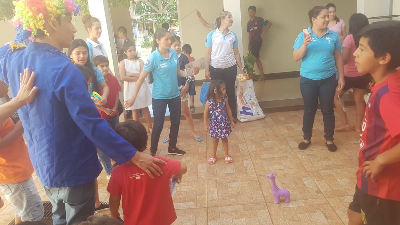 Emotiva actividad de los alumnos del 2 año de Qca. y Fcia guiados por la Prof. Martha Acosta en el hogar Santa Elena por el día de Reyes .